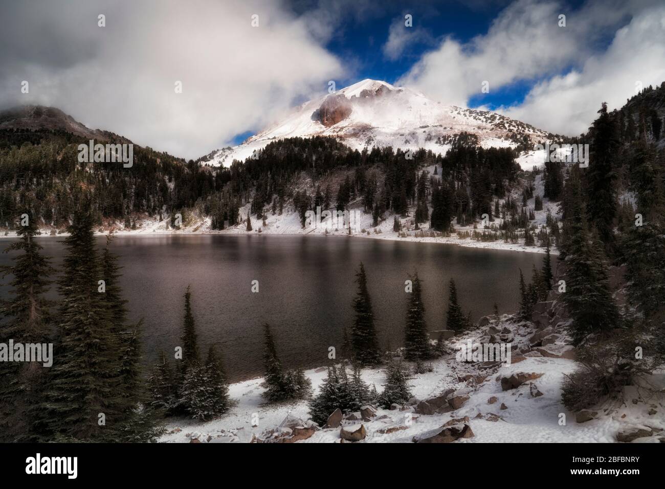Brève séparation des nuages du matin révélant la neige fraîche d'automne sur le mont Lassen et autour du lac Helen dans le pic Lassen de Californie Volcan National Pa Banque D'Images