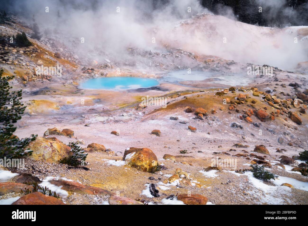 La vapeur s'élève de la piscine turquoise et des nombreuses caractéristiques géothermiques que l'on trouve à Bumpass Hell dans le parc national volcanique de Lassen en Californie. Banque D'Images