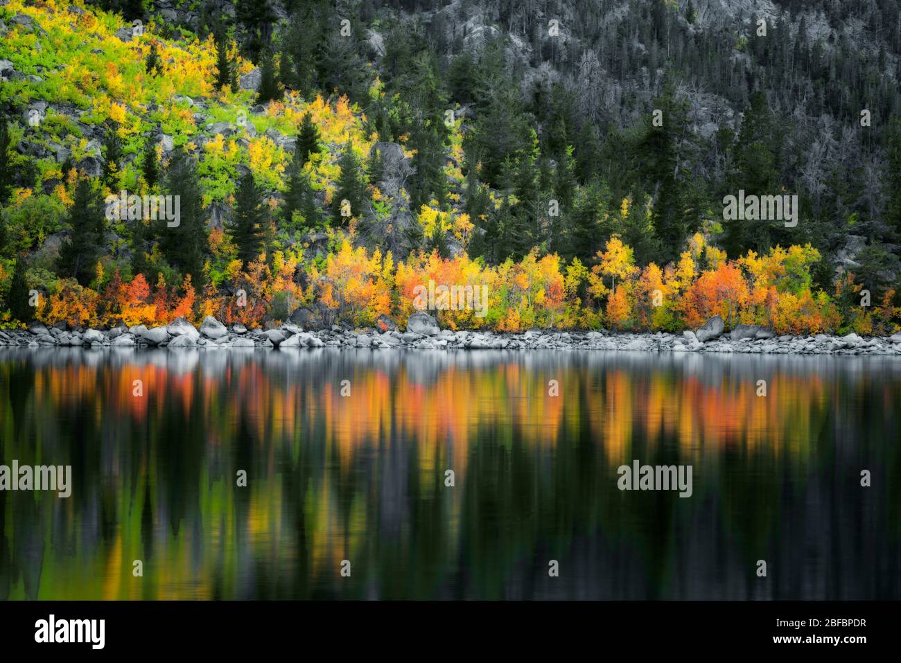 La lueur du crépuscule civil des couleurs d'automne qui s'est rebutée dans le lac Sabrina, entre la chaîne de montagnes de la Sierra orientale de Californie et la forêt nationale d'Inyo. Banque D'Images