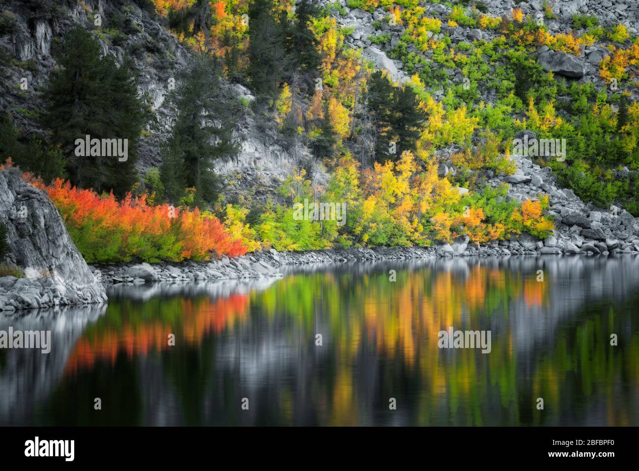 La lueur du crépuscule civil des couleurs d'automne qui s'est rebutée dans le lac Sabrina, entre la chaîne de montagnes de la Sierra orientale de Californie et la forêt nationale d'Inyo. Banque D'Images