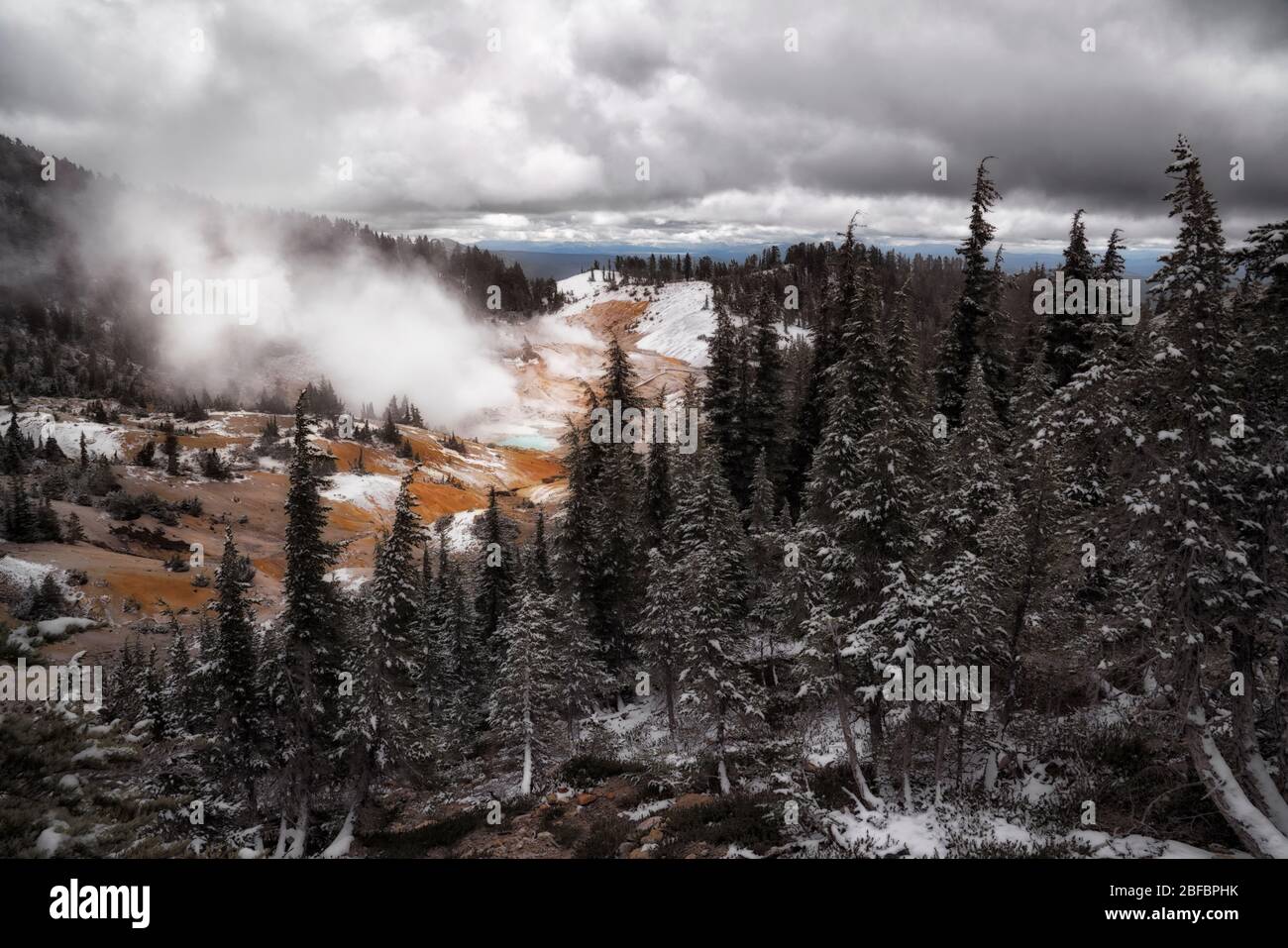 La vapeur s'élève des nombreuses caractéristiques géothermiques du bassin de l'Enfer de Bumpass du parc national volcanique de Lassen en Californie. Banque D'Images