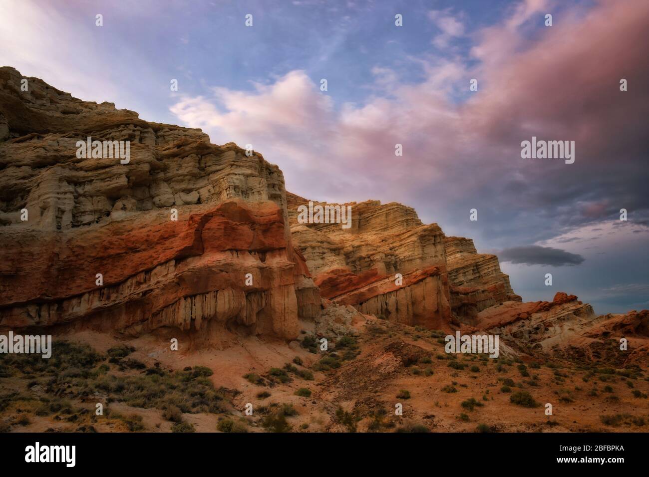 Coucher de soleil sur les falaises de grès érodées colorées du Red Rock Canyon State Park de Californie. Banque D'Images