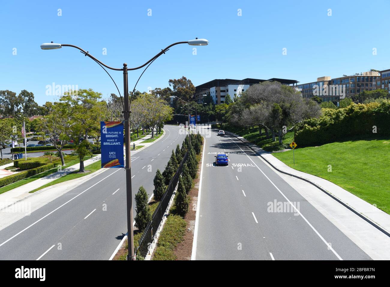 IRVINE, CALIFORNIE - 16 AVRIL 2020: Campus Drive fFromm Watson Bridge qui relie le University Center à l'Université de Californie Irvine. Banque D'Images