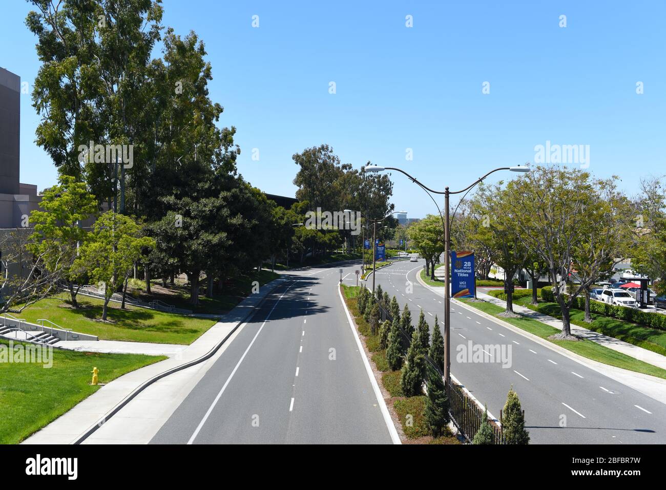IRVINE, CALIFORNIE - 16 AVRIL 2020: Campus Drive en direction de l'ouest vu de Watson Bridge qui relie un centre commercial à l'Université de Californie Banque D'Images