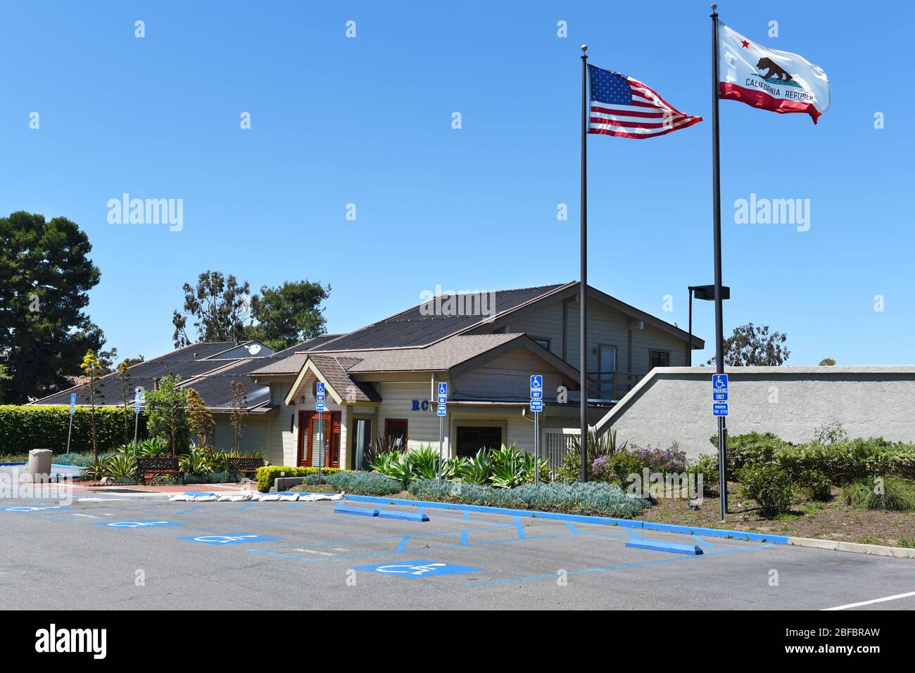 IRVINE, CALIFORNIE - 16 AVRIL 2020: Le Racquet Club d'Irvine, RCI, est un centre de tennis qui offre également des installations de fitness complètes et une piscine olympique. Banque D'Images