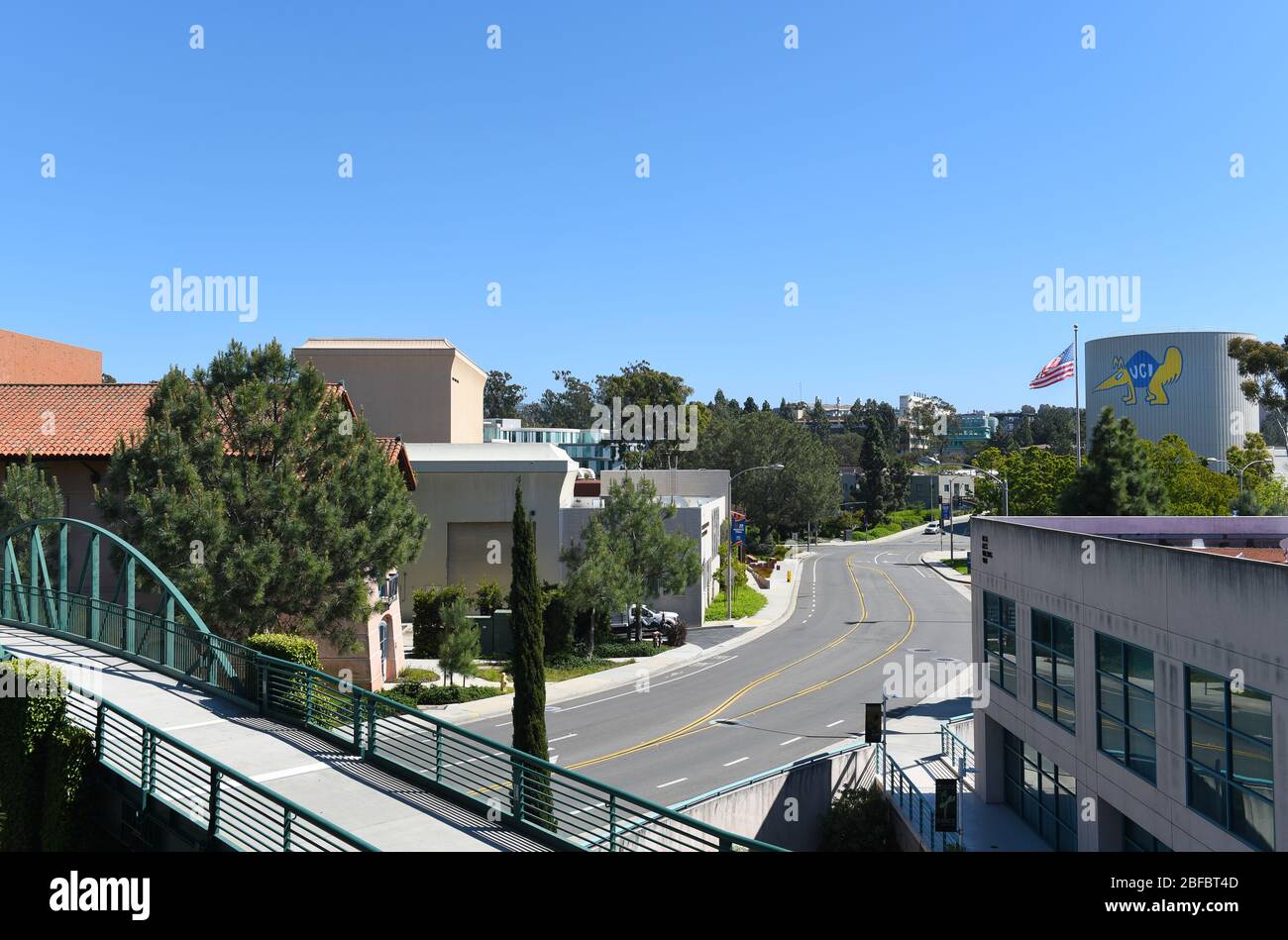 IRVINE, CALIFORNIE - 16 AVRIL 2020: Recherche de Mesa Road de la Mesa parking structure à l'Université de Californie Irvine, UCI. Banque D'Images