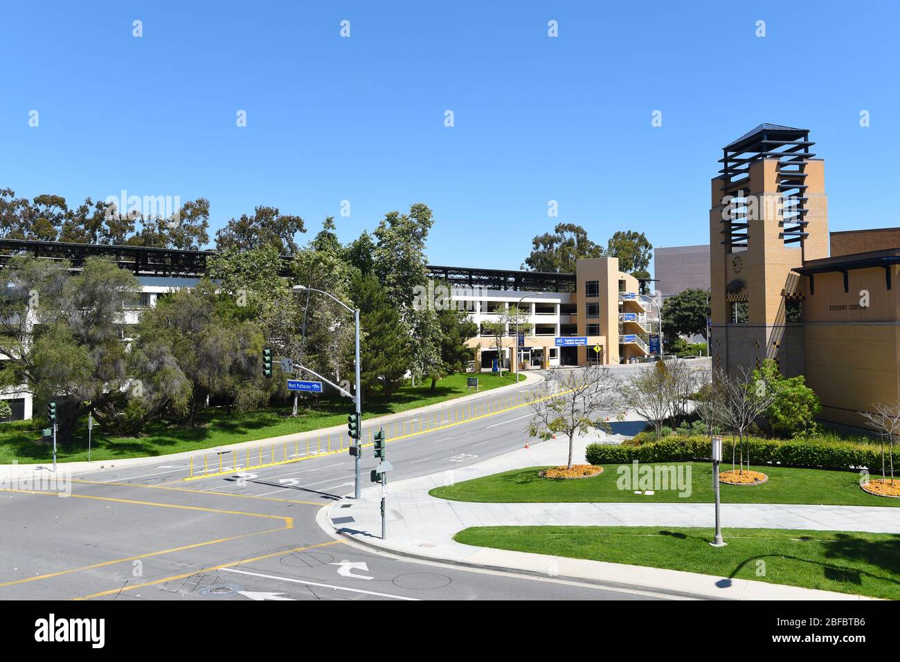 IRVINE, CALIFORNIE - 16 AVRIL 2020: Centre étudiant et garage sur le campus de l'Université de Californie Irvine, UCI. À l'ouest de Peltason et Banque D'Images