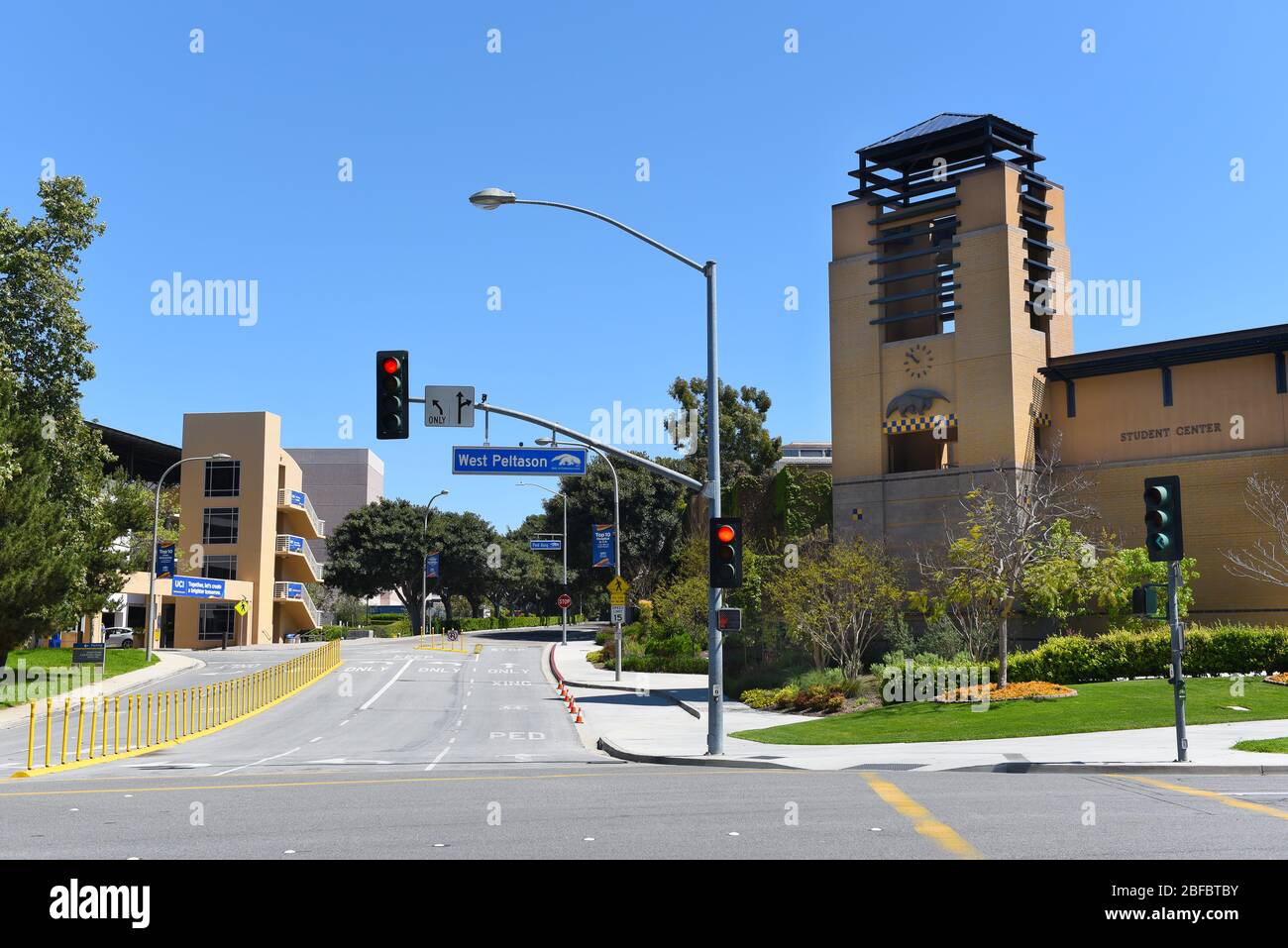 IRVINE, CALIFORNIE - 16 AVRIL 2020: Garage de stationnement et centre étudiant sur le campus de l'Université de Californie Irvine, UCI, à l'ouest de Peltason et Banque D'Images