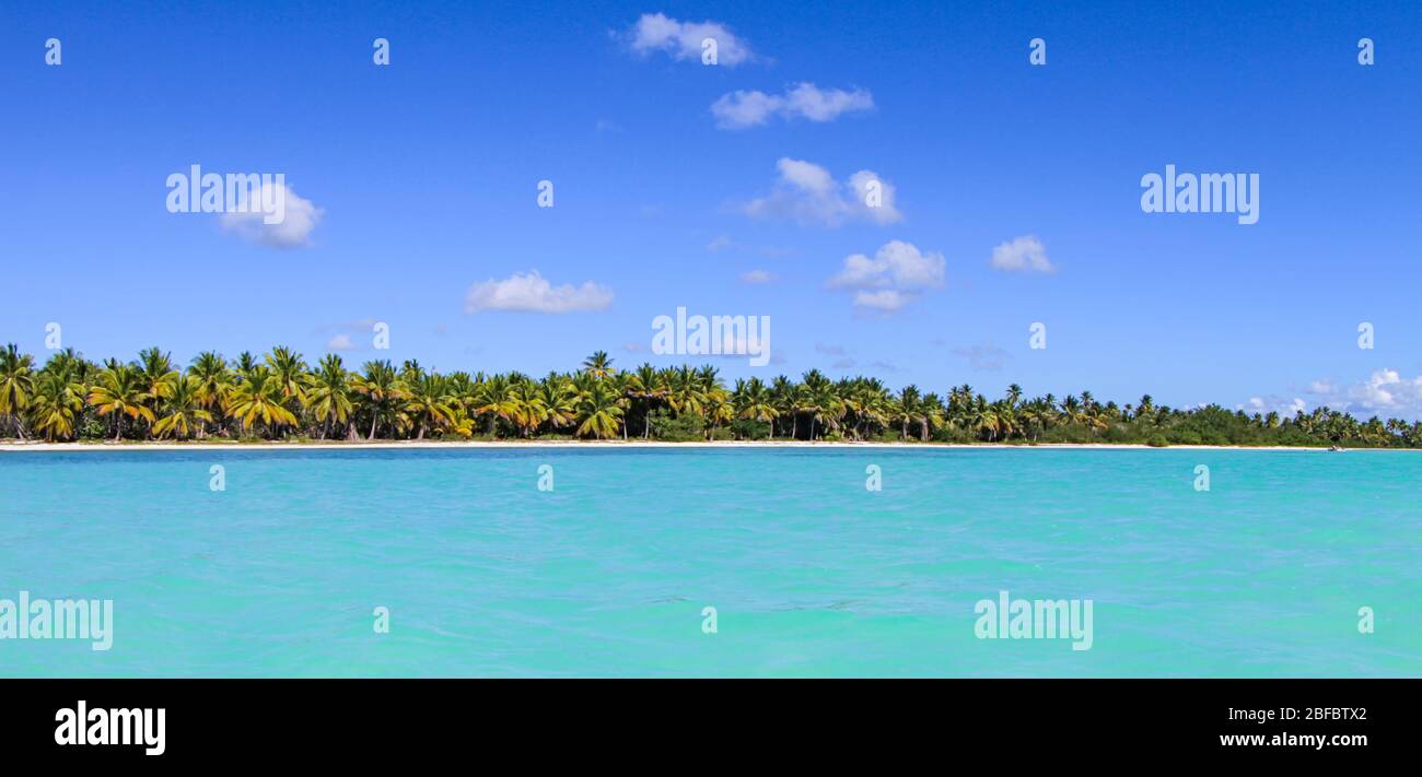 Une vue imprenable sur l'île de Saona en République dominicaine. Panoramique de l'île photographiée de l'océan. Banque D'Images
