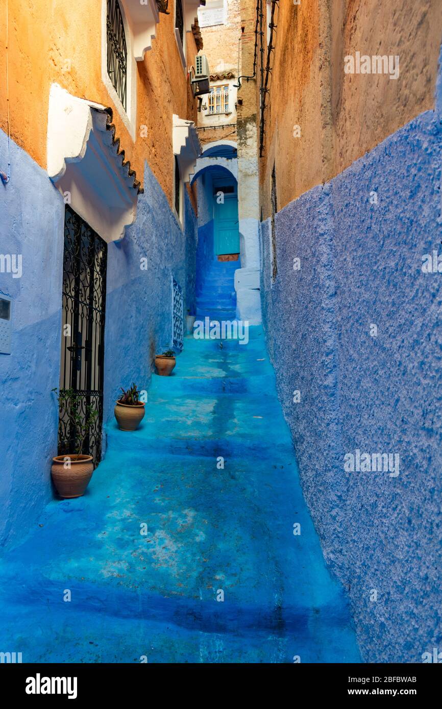 Escalier étroit menant à l'entrée d'une maison au Maroc de Chefchaouen Banque D'Images