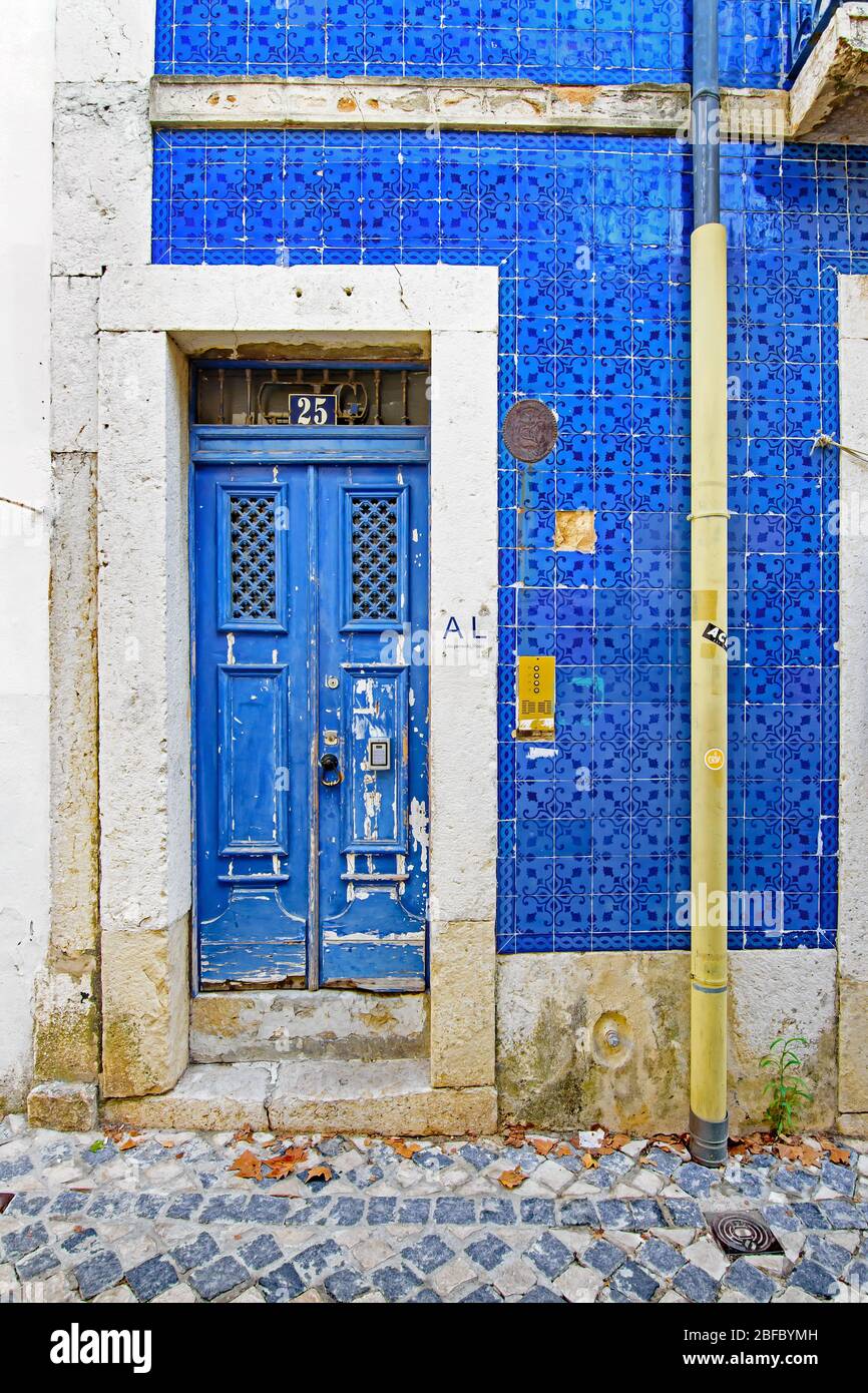 Ancienne porte bleue et carreaux bleus azulejo dans le quartier d'Alfama à Lisbonne Banque D'Images