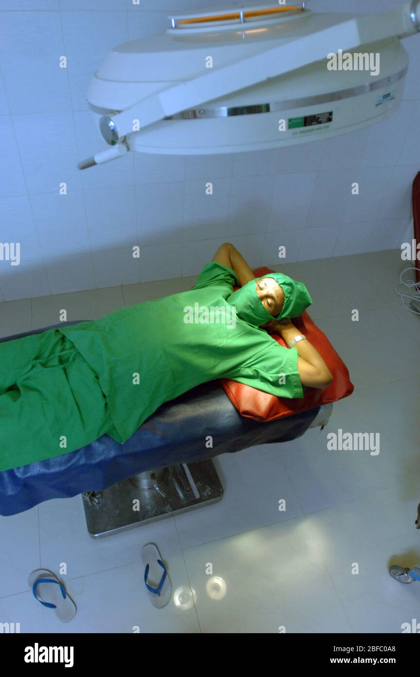 Un médecin pose sur une table de théâtre d'opération. Banque D'Images