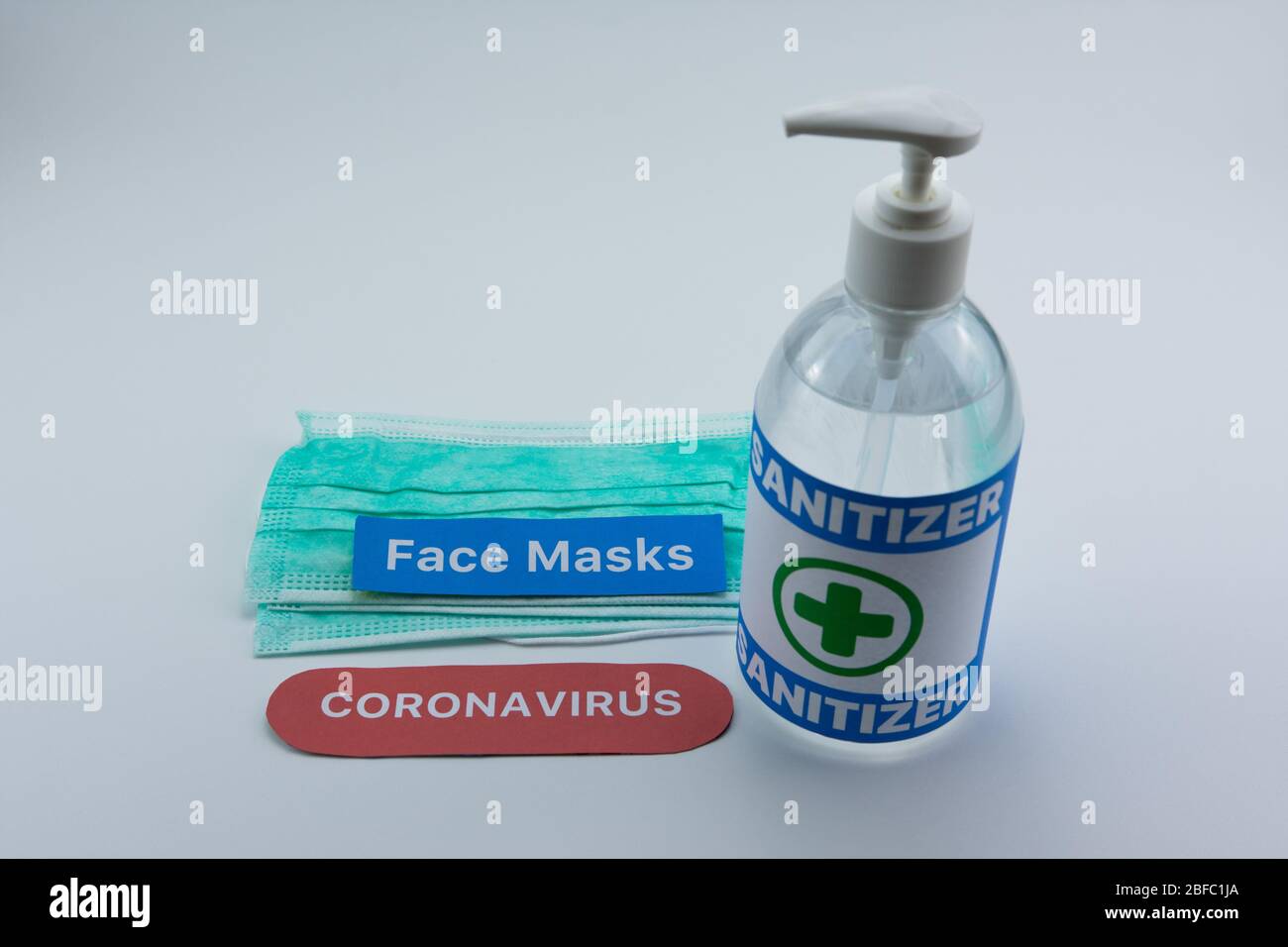 Désinfectant pour les mains et masques médicaux-chirurgicaux et pour la protection contre les germes tels que le coronavirus. Banque D'Images