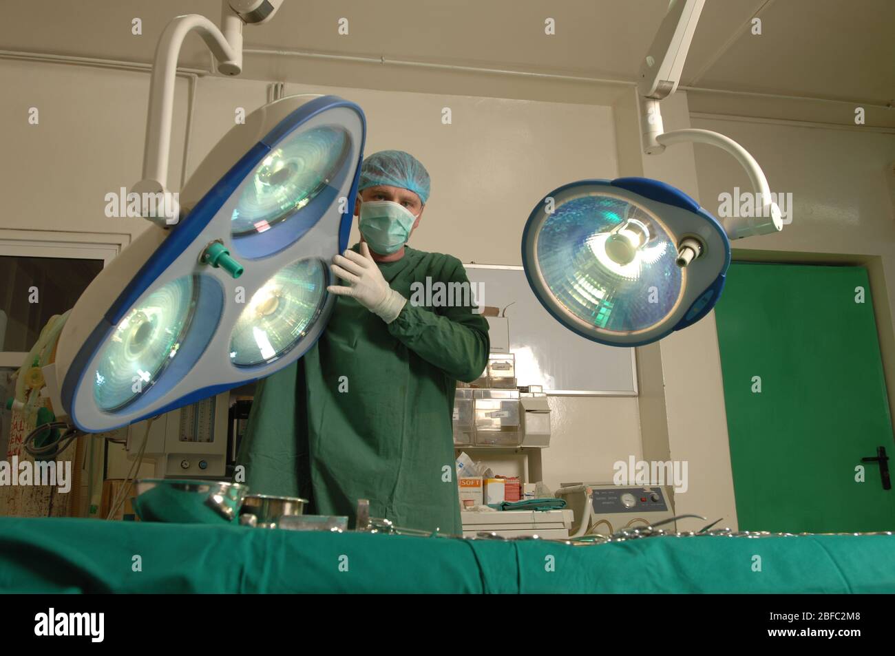 Le chirurgien règle les lumières du bloc opératoire Banque D'Images
