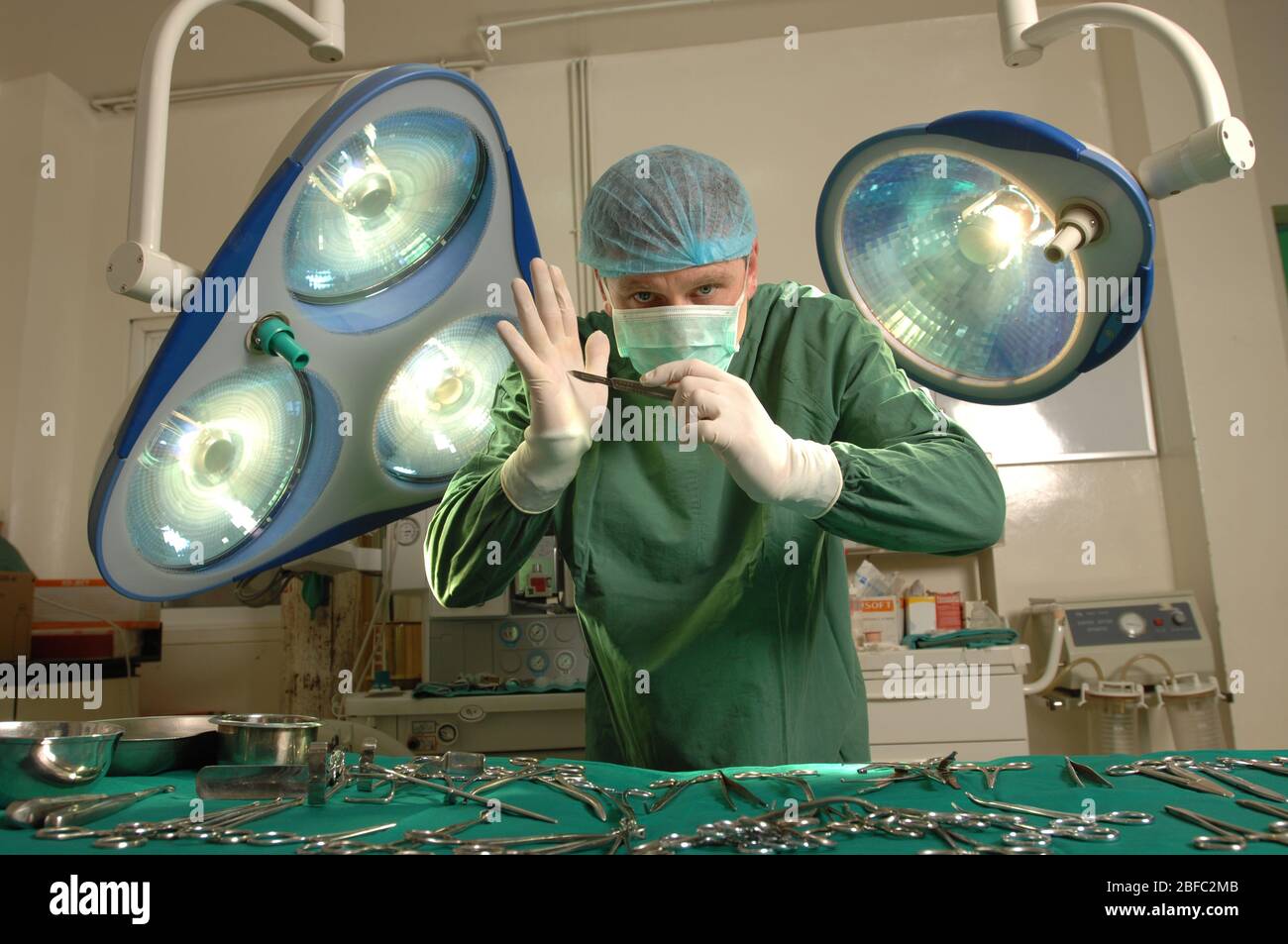 Chirurgien tenant un scalpel Banque D'Images