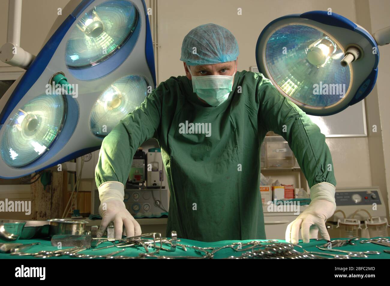 Chirurgien debout sur une table d'opération chargée d'outil Banque D'Images