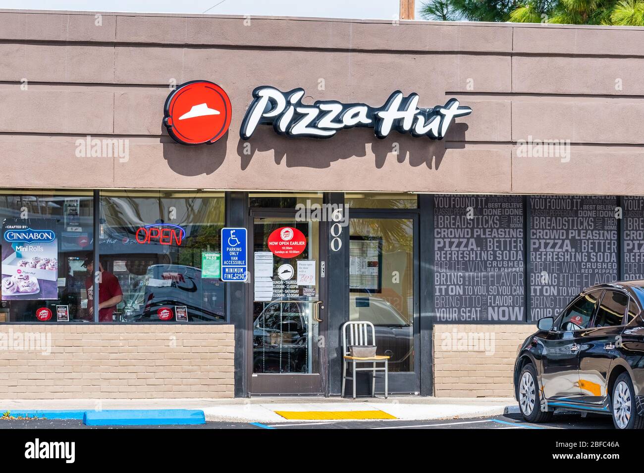 8 avril 2020 Redwood City / CA / USA - Pizza Hut restaurant ouvert pour le départ pendant l'ordre de place de refuge, ne laissant que 2 personnes à l'intérieur de la sa Banque D'Images