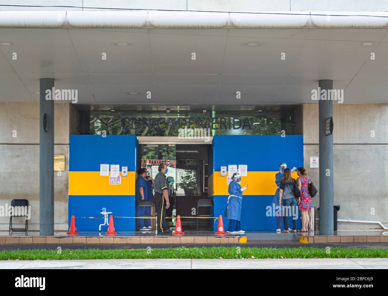 Le personnel médical contrôle la température dans un hôpital privé à Merida, au Mexique, pendant l'éclosion de Coronavirus Covid 19. Banque D'Images