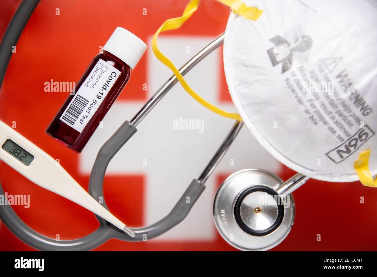 Concept de coronavirus ou de pandémie de Covid-19 à utiliser comme contexte avec la Suisse drapeau suisse et test sanguin médical, stéthoscope, chirurgie N 95 Banque D'Images Concept de coronavirus ou de pandémie de Covid-19 à utiliser comme contexte avec la Suisse drapeau suisse et test sanguin médical, stéthoscope, chirurgie N 95 Banque D'Images