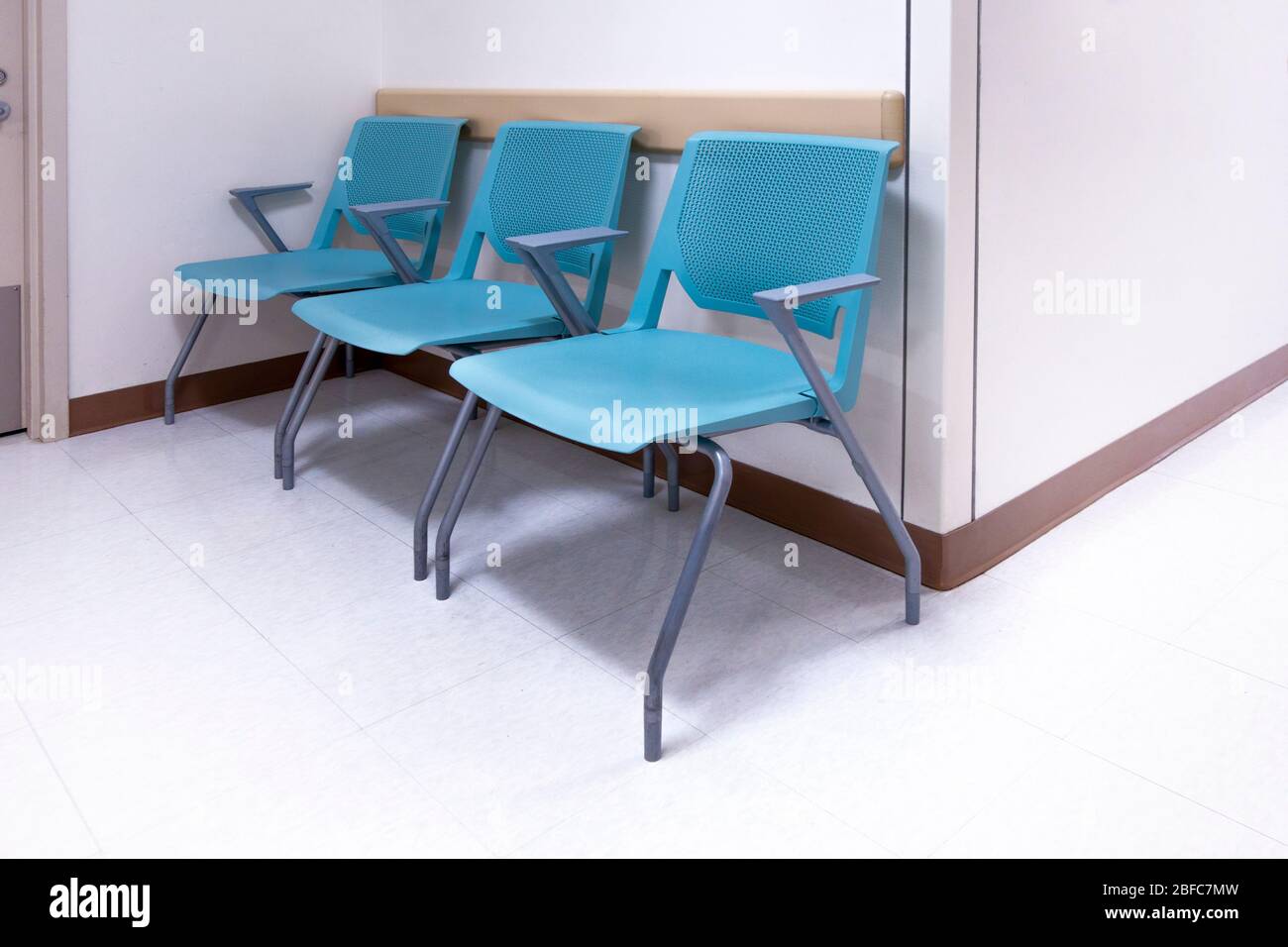 Les chaises de la salle d'attente du patient, le cabinet médical du  médecin, le terminal de l'aéroport, le service des urgences de l'hôpital  Photo Stock - Alamy