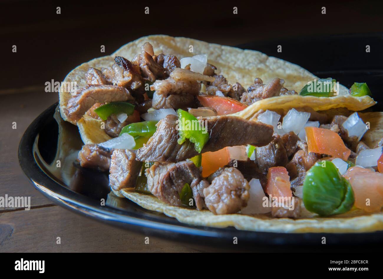 Tacos à la carne mexicaine asada ou tacos au bœuf grillé avec salsa