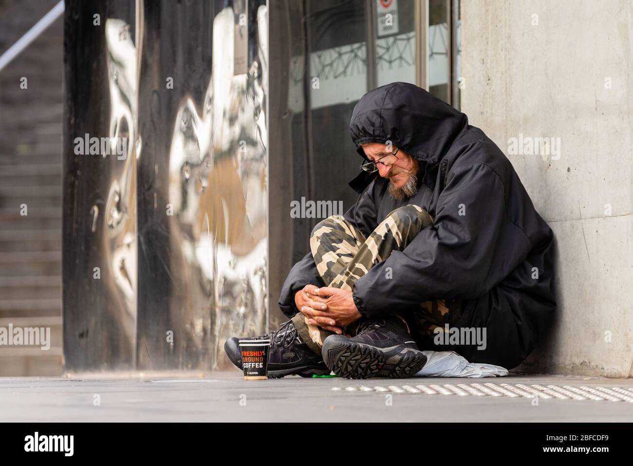 Melbourne, Australie, 17 avril 2020. Un homme sans abri pendant la crise de Coronavirus à Melbourne, en Australie. Crédit: Dave Hemaison / Alay Live News Banque D'Images