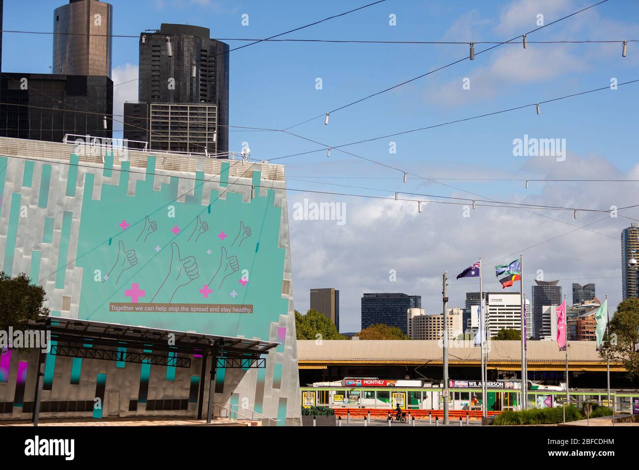 Melbourne, Australie, 17 avril 2020. Les messages d'avertissement COVOD-19 s'affichent sur Federation Square pendant la crise du Coronavirus à Melbourne, en Australie. Crédit: Dave Hemaison / Alay Live News Banque D'Images