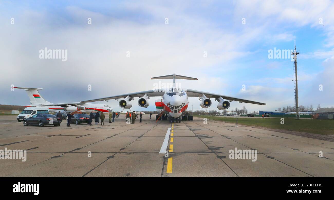 Beijing, Biélorussie. 17 avril 2020. Un avion de transport militaire chargé d'aide humanitaire chinoise arrive à Minsk, en Biélorussie, le 17 avril 2020. L'avion de transport militaire chargé d'aide humanitaire chinoise est arrivé à Minsk de Pékin, capitale de la Chine, vendredi matin. Le vol spécial organisé par l'ambassade du Bélarus en Chine a livré 32 tonnes de produits humanitaires au Bélarus, y compris des kits d'essai rapide, des respirateurs, des masques médicaux, des oxymètres de pouls, des combinaisons de protection médicale, des lunettes, des thermomètres infrarouges et des gants médicaux jetables. Crédit: Henadz Zhinkov/Xinhua/Alay Live News Banque D'Images