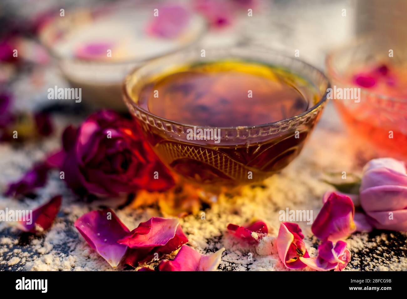 Masque de visage de farine de blé pour peau huileuse sur un panneau de couleur noire composé d'une certaine eau de rose, de lait, de farine de blé et de miel brut pour peau huileuse. Photo de tous Banque D'Images