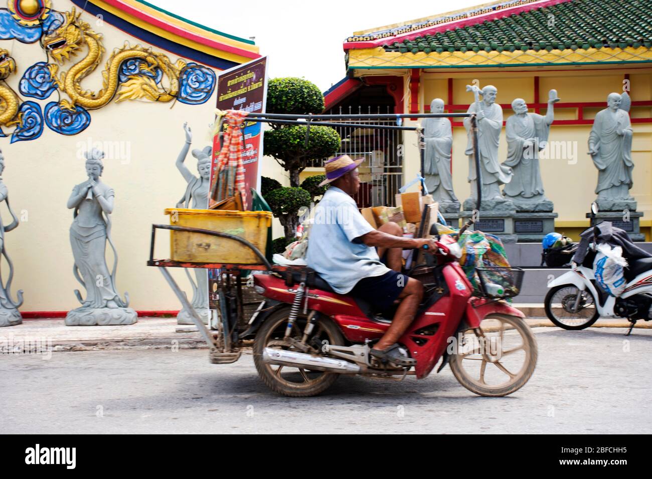 PATTANI, THAÏLANDE - 16 août : les vieux thaïlandais en voiture de moto et le gardien de déchets et de ramassage de déchets recyclables vont à la vente au recyclage des déchets Banque D'Images