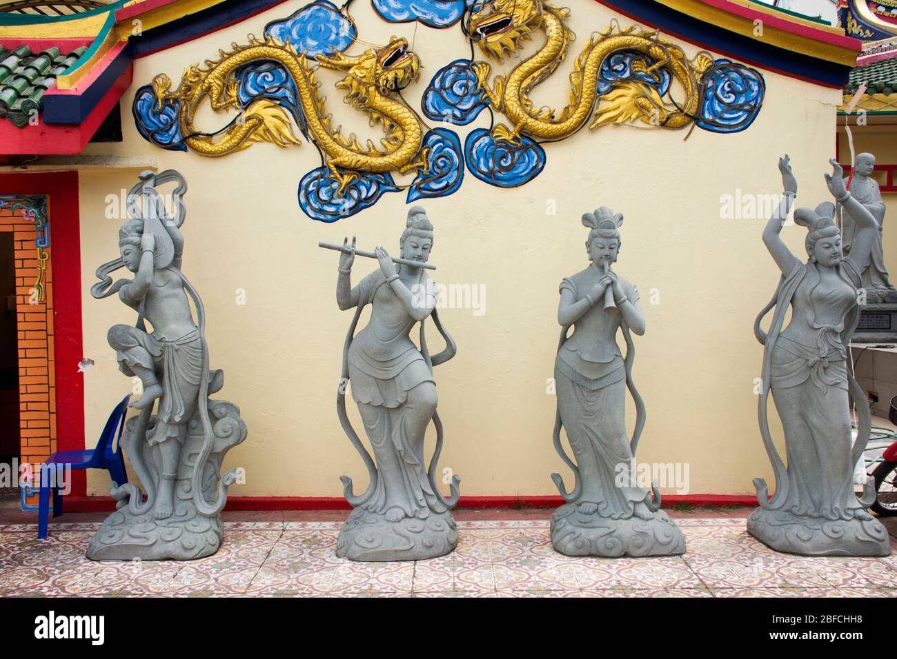 Les femmes chinoises ange et déesse statues et décoration de Leng Chu Kiang ou Chao Mae Lim Ko Niao Temple chinois pour visite à Pattani, Thaïlande Banque D'Images