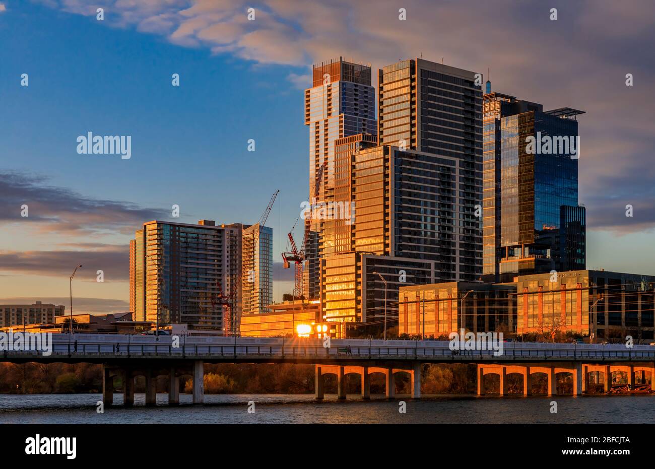 Les gratte-ciel du centre-ville reflètent la lumière des heures d'or du coucher du soleil vue sur Lady Bird Lake ou Town Lake sur le fleuve Colorado à Austin, Texas, États-Unis Banque D'Images