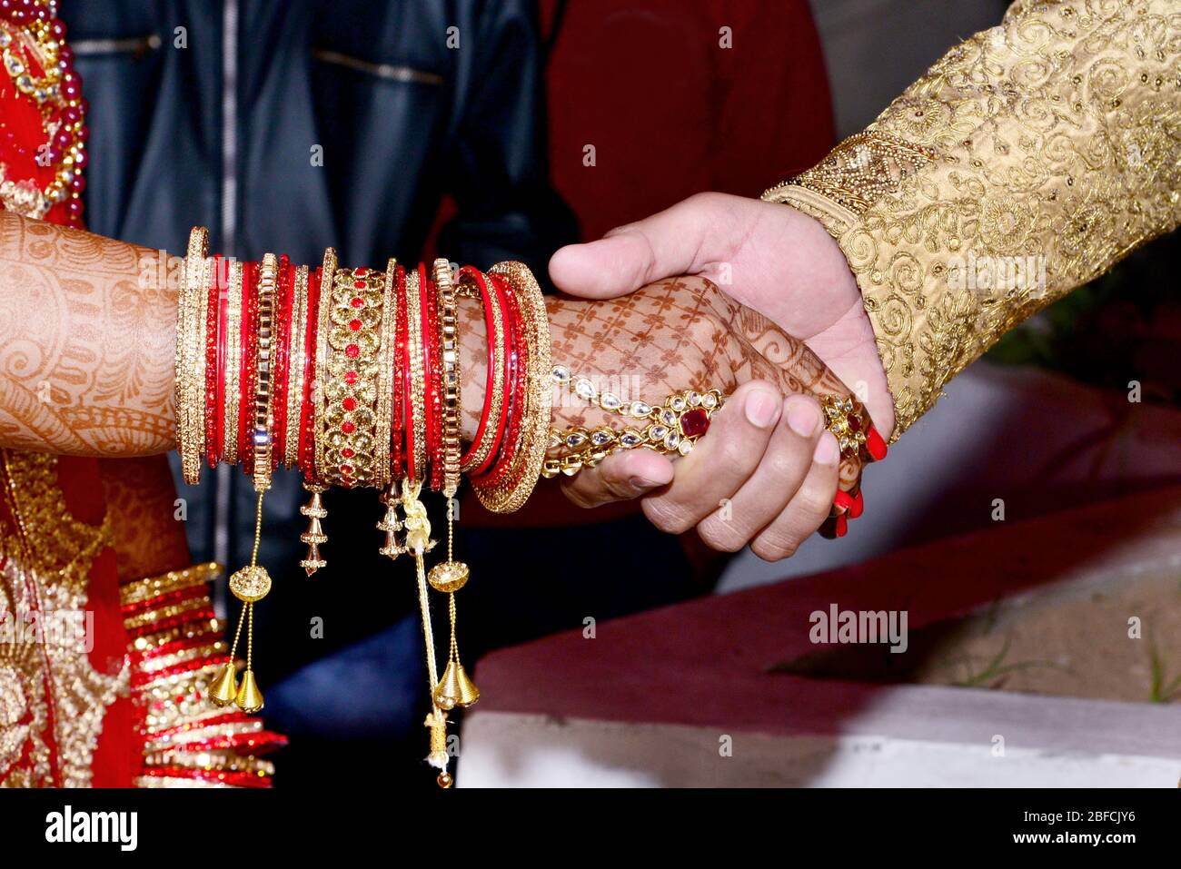 Jeune mariée et se toilettent ensemble dans la main de mariage indien Banque D'Images