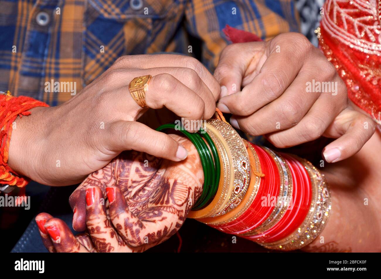 Couple indien jouant jeu de pêche en anneau dans la cérémonie de mariage de l'Inde Banque D'Images