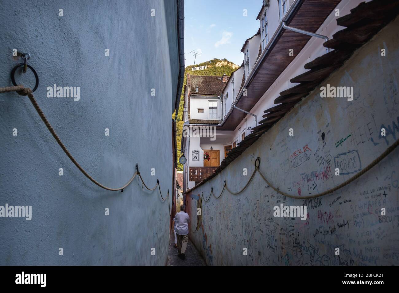 Strada Sforii - Rue Corde à Brasov, Roumanie, qui semble être l'une des rues les plus étroites en Europe Banque D'Images