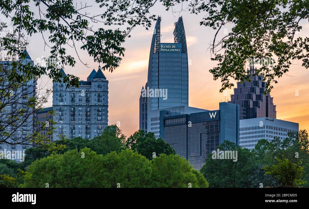 Midtown Atlanta, Géorgie au coucher du soleil depuis Piedmont Park. (ÉTATS-UNIS) Banque D'Images