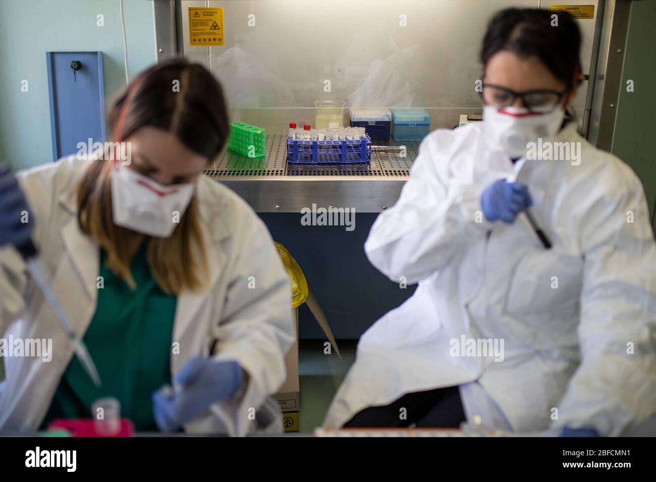 Rome, Italie. 17 avril 2020. Le personnel médical travaille au laboratoire d'analyse chimique du département scientifique de l'hôpital militaire polyclinique de Celio (Policlinico Militare Celio) où le génome de Coronavirus (COVID-19) a été séquencé (photo de Davide Fracassi/Pacific Press) crédit: Pacific Press Agency/Alay Live News Banque D'Images