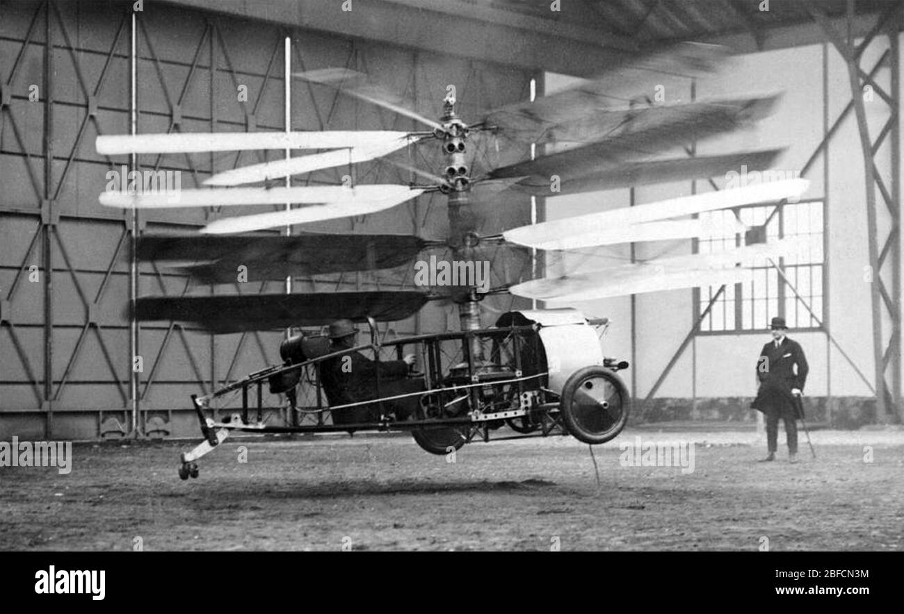 RAUL PATERAS de PESCARA (1890-1966) le concepteur argentin de génie pilote l'un de ses modèles d'hélicoptère de 1922 qui se lève dans un cintre sur l'aérodrome d'Issy-les Moulineaux sw de Paris. Banque D'Images