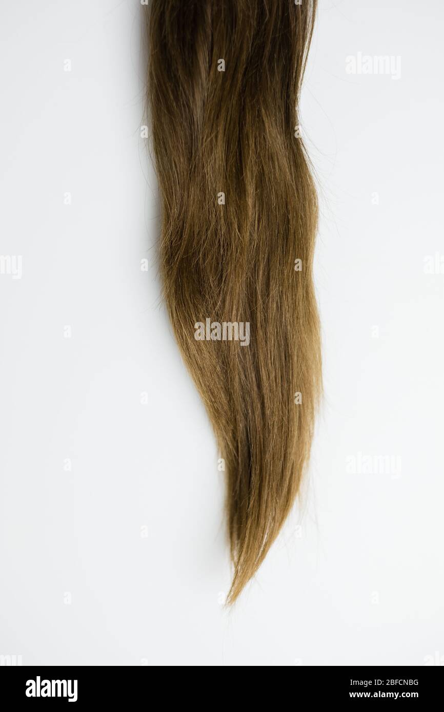 Cheveux longs pour femme sur fond blanc Banque D'Images