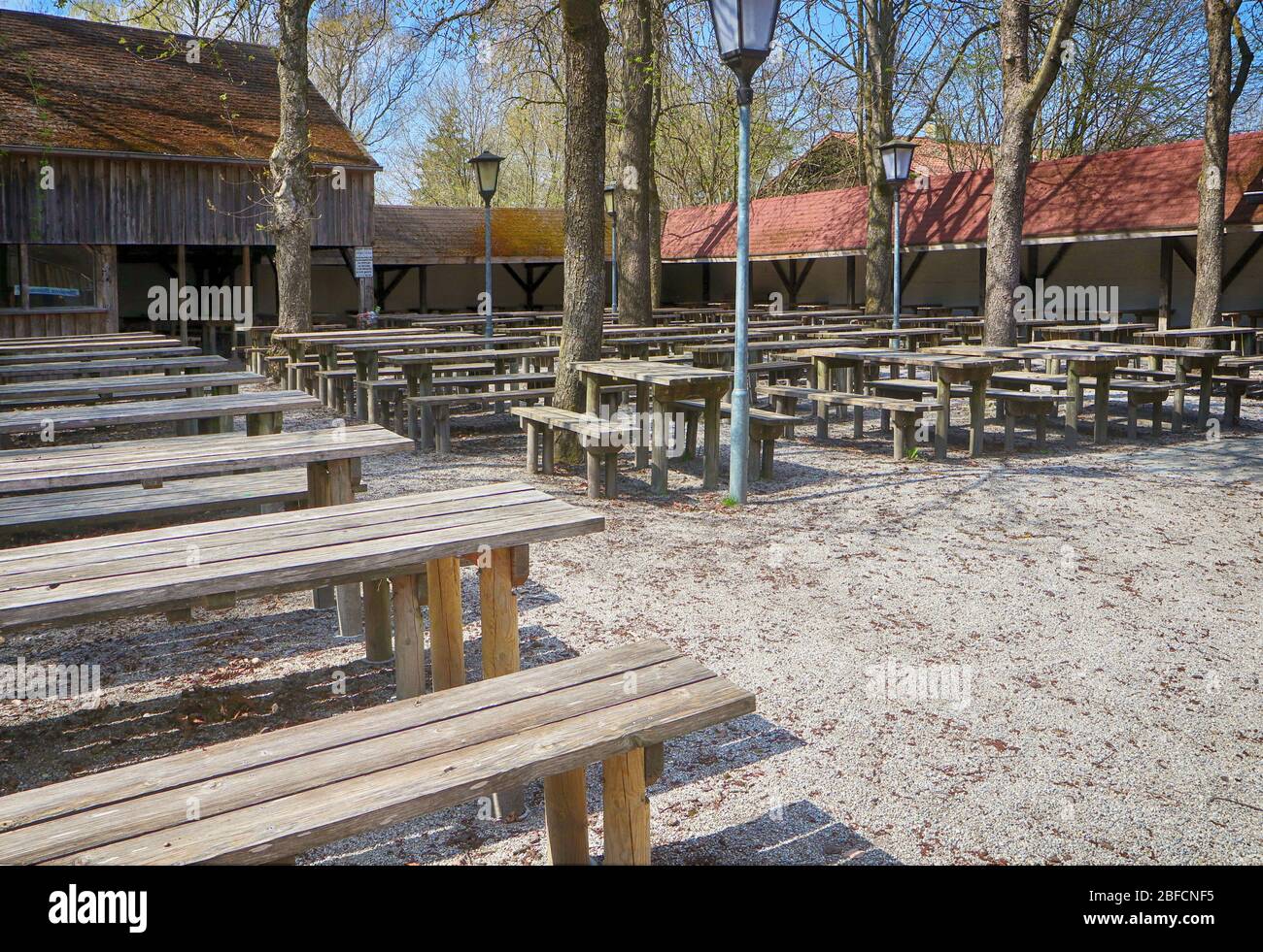 Bavaria, Allemagne, effet corona virus: Beau printemps et vide café de bière fermé pour le virus Corona, vue inhabituelle mais la nouvelle norme maintenant Banque D'Images