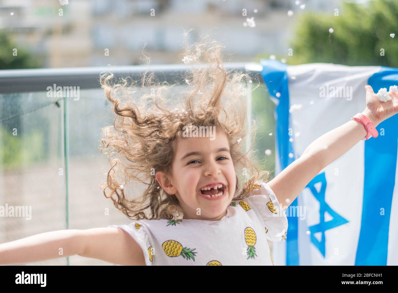 Isolé près d'une jeune fille célébrant le jour de l'indépendance d'Israël - Israël Banque D'Images