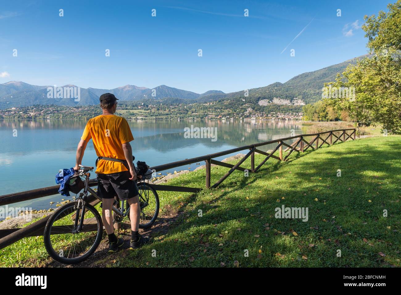 Superbe lac italien. Lac Pusiano, nord de l'Italie Banque D'Images
