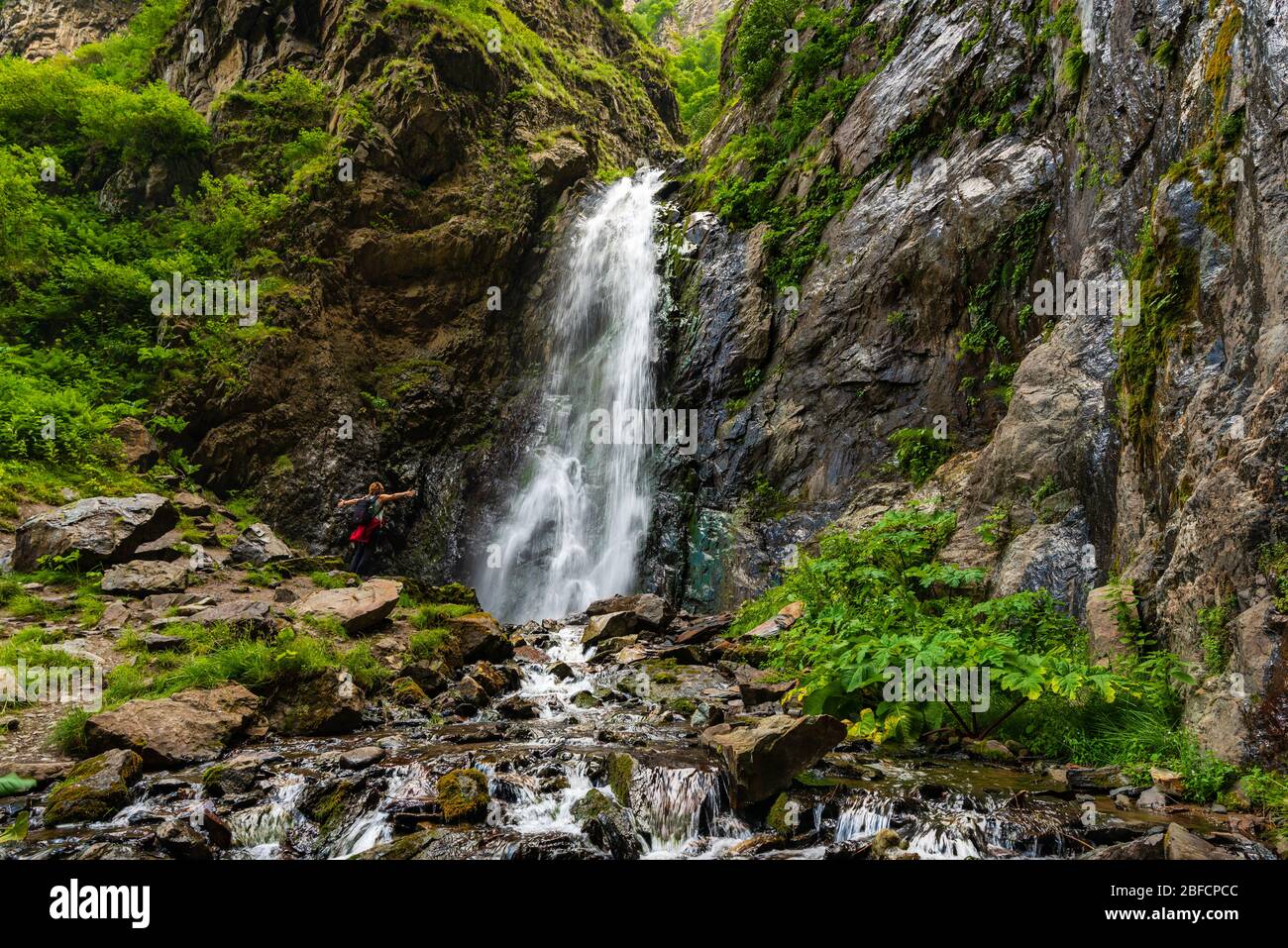 Gveleti petites chutes d'être dans une gorge Dariali près de la ville de Kazbegi dans les montagnes du Caucase, Geprgia Banque D'Images