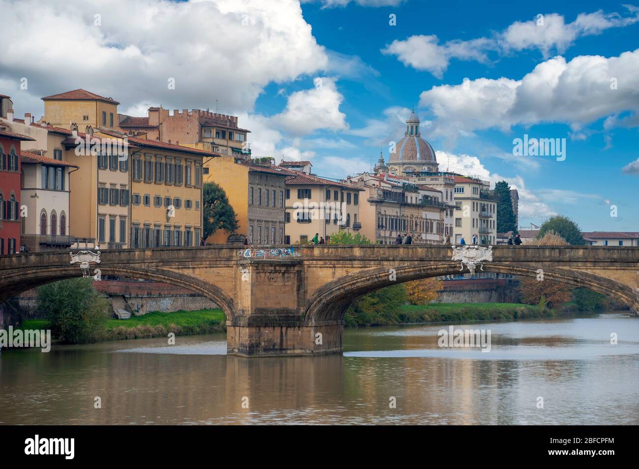 La rivière Arno, qui traverse la ville de Florence, en Italie Banque D'Images