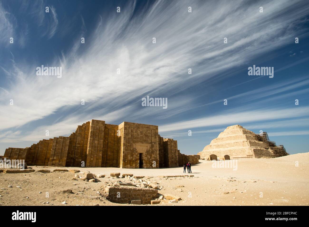 Ciel spectaculaire au-dessus du complexe funéraire de Djoser Stepped Pyramid à Saqqara près du Caire, en Égypte. Banque D'Images