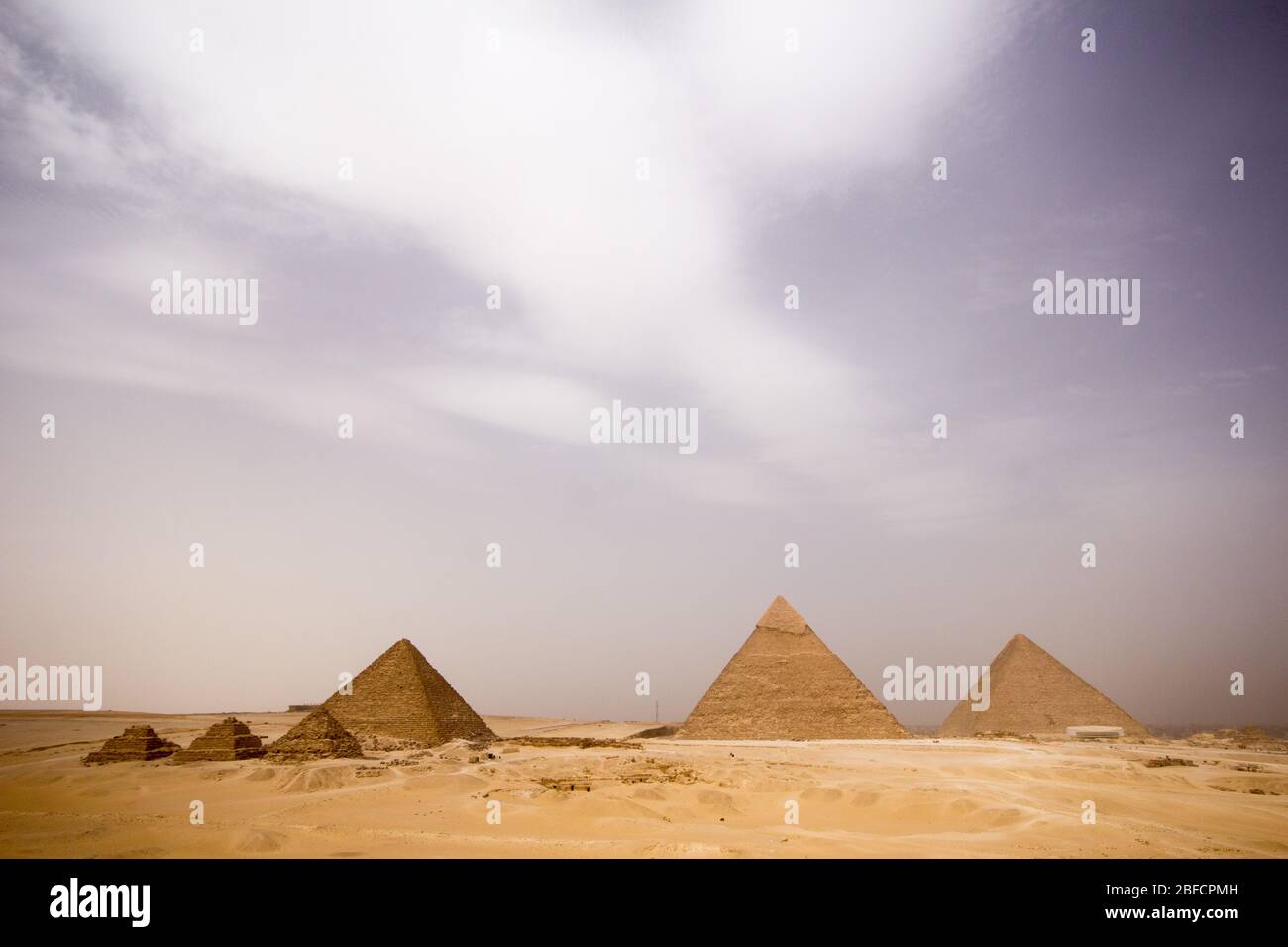 Vue panoramique du complexe de la pyramide de Gizeh depuis le sud, y compris les trois grandes pyramides et les plus petites pyramides de Queens, près du Caire, en Égypte. Banque D'Images