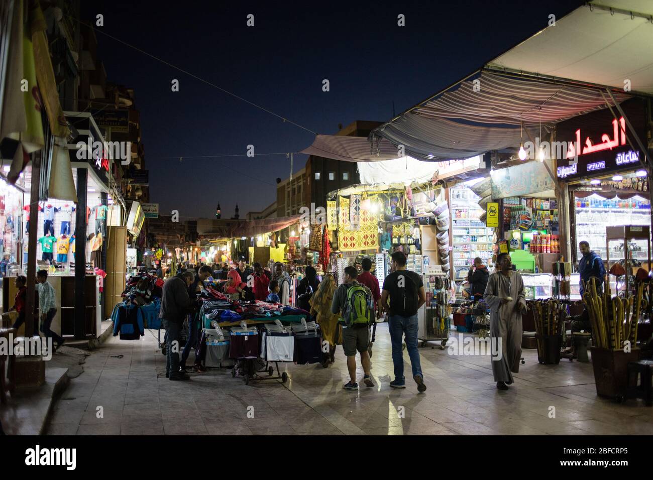 Scène de rue animée du quartier du vieux bazar d'Assouan, en Égypte. Banque D'Images