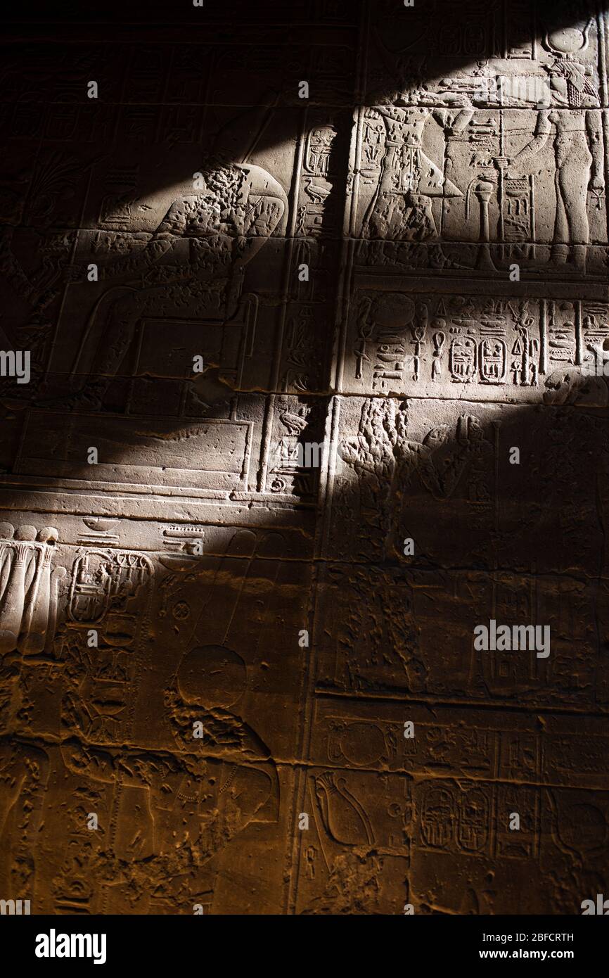Scène de l'intérieur du sanctuaire d'Isis au temple de Philae sur le Nil près d'Assouan, en Égypte. Banque D'Images