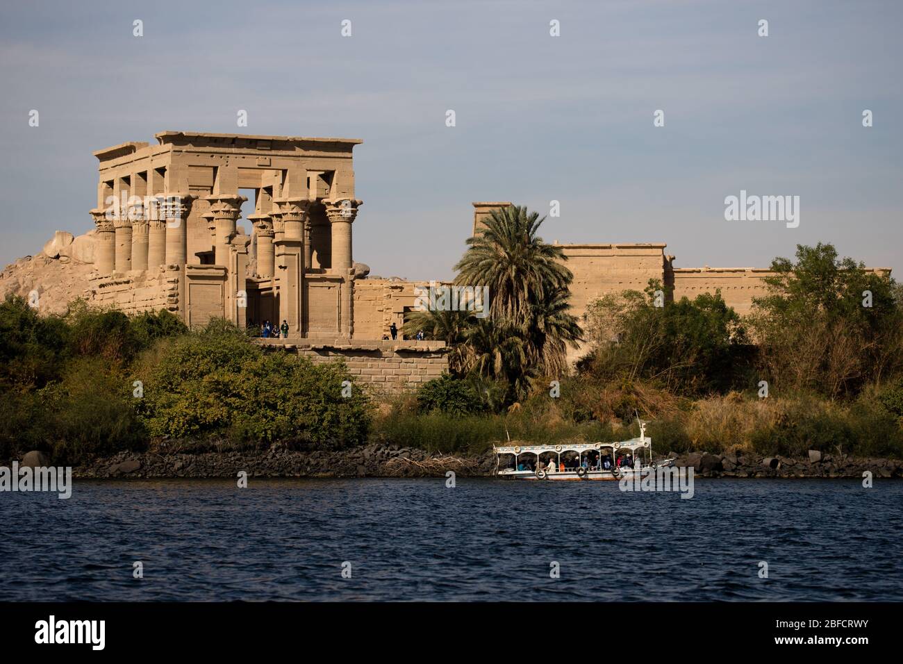 Vue sur le temple de Philae et le kiosque de Trajan sur le Nil près d'Assouan, en Égypte. Banque D'Images