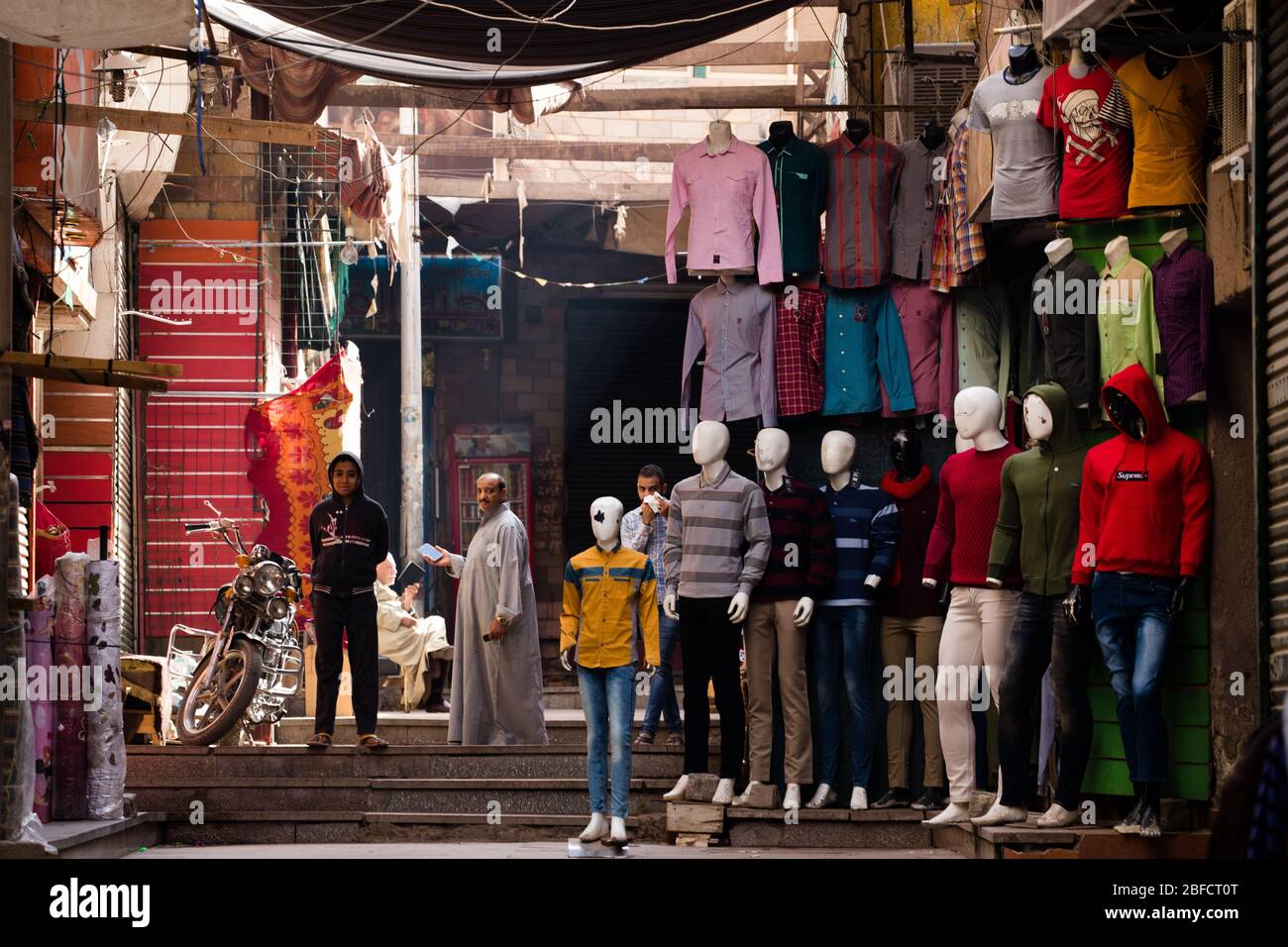 Magasins à l'intérieur du souk local d'Assouan, en Égypte. Banque D'Images